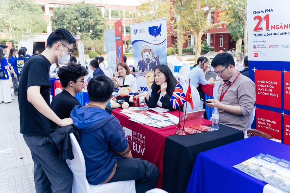 Các điểm tư vấn tuyển sinh được nhiều học sinh quan tâm và tham gia. THschool2.giaoduc.net.vn.jpg