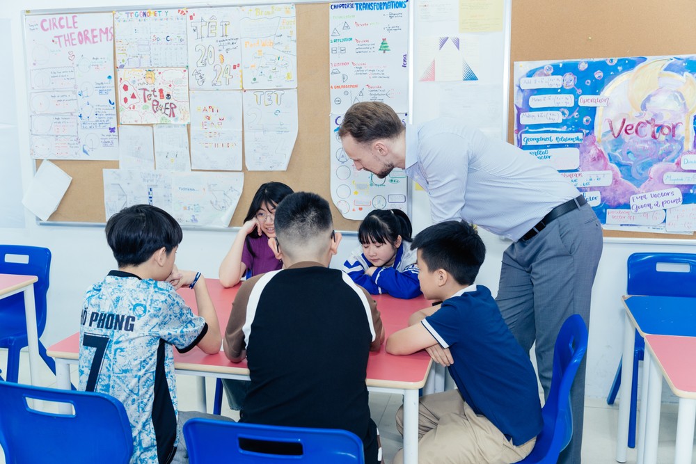 Học sinh tham gia tiết học trải nghiệm Toán tiếng Anh cùng giáo viên bản địa ở TH School Vinh. THschool3.giaoduc.net.vn.jpg