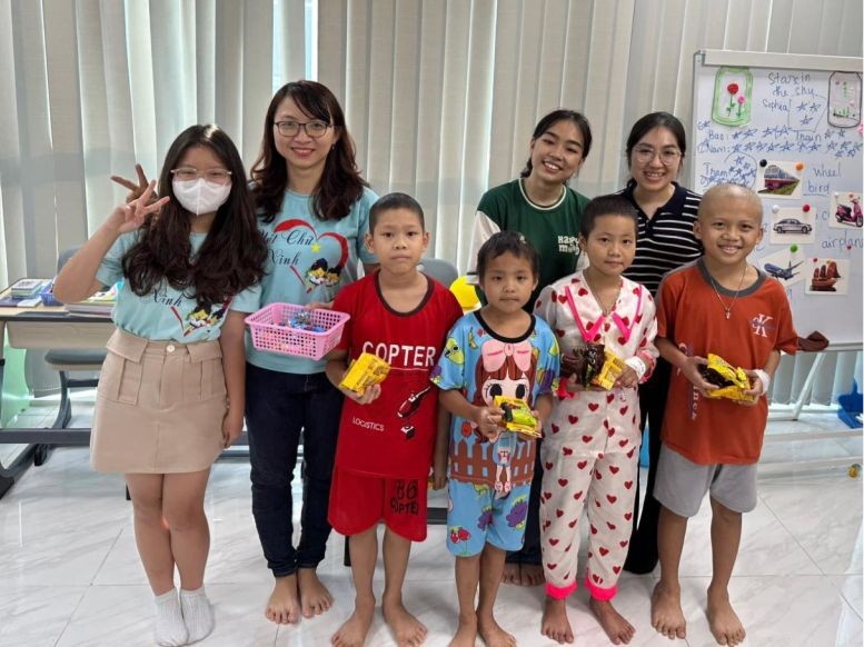 Cô Ngọc (thứ hai từ trái qua) cùng các thành viên trong Câu lạc bộ Nét chữ xinh tham gia dạy chữ cho các bé bệnh nhi. lop-hoc-vui-ve-1-1024x768.png
