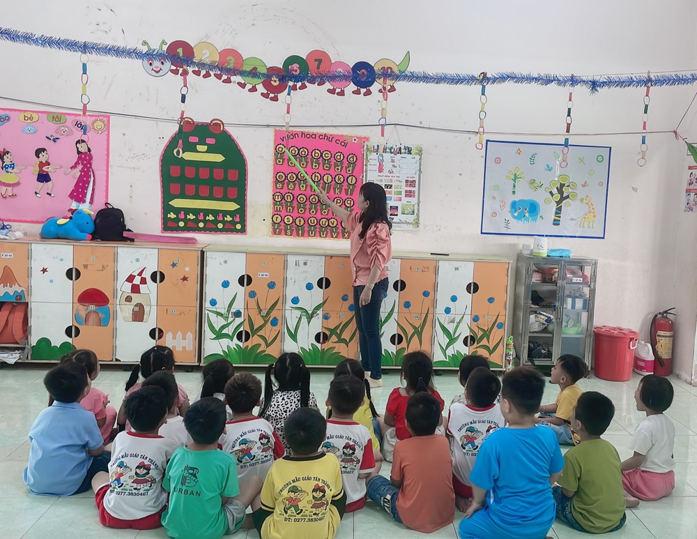 Hình ảnh Cô Tỏ đang dạy trẻ, thời điểm còn công tác tại trường. coTo2.giaoduc.net.vn.png