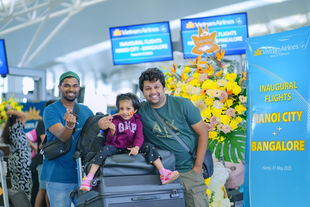 Hành khách vui mừng được bay trên chuyến bay thẳng kết nối Hà Nội với Bengaluru. Ảnh 1_ Hành khách vui mừng được bay trên chuyến bay thẳng kết nối Hà Nội với Bengaluru 1.jpg