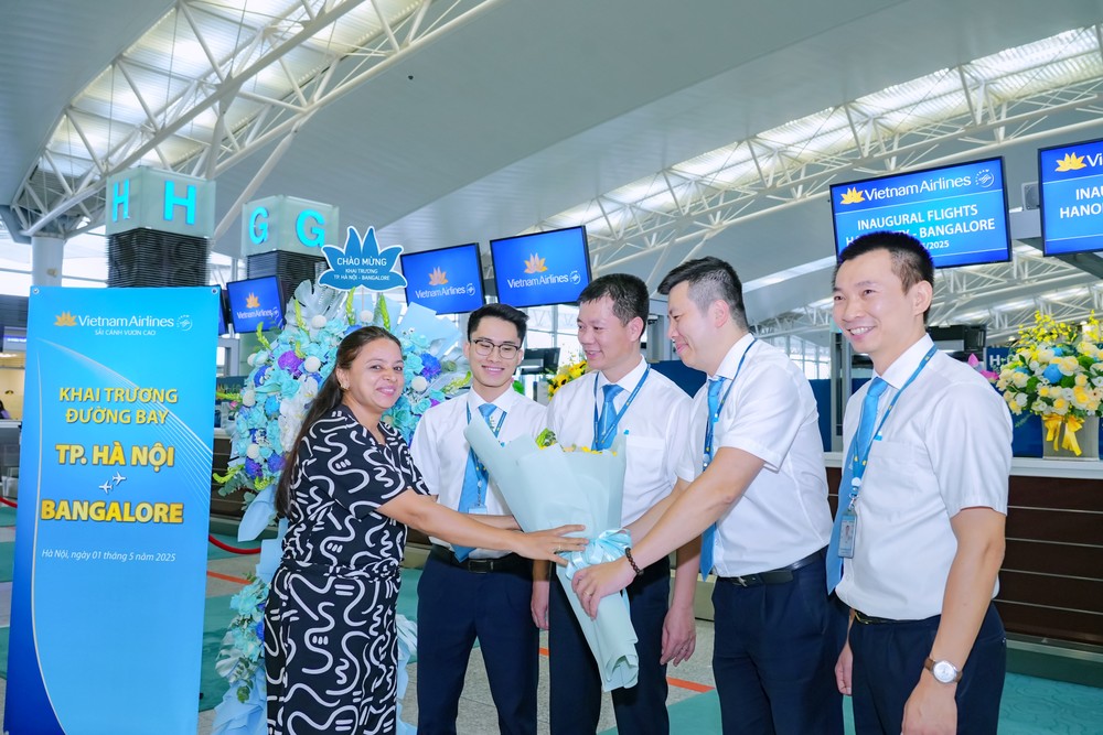Những hành khách đầu tiên của chuyến bay thẳng Hà Nội - Bengaluru nhận hoa từ Vietnam Airlines. Ảnh 4_ Những hành khách đầu tiên của chuyến bay thẳng Hà Nội - Bengaluru nhận hoa từ Vietnam Airlines.jpg