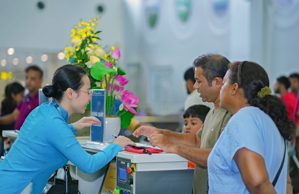 Vietnam Airlines chào mừng những hành khách đầu tiên của chuyến bay VN983 đi từ Hà Nội tới Bengaluru. Ảnh 5_ Vietnam Airlines chào mừng những hành khách đầu tiên của chuyến bay VN983 đi từ Hà Nội tới Bengaluru.jpg