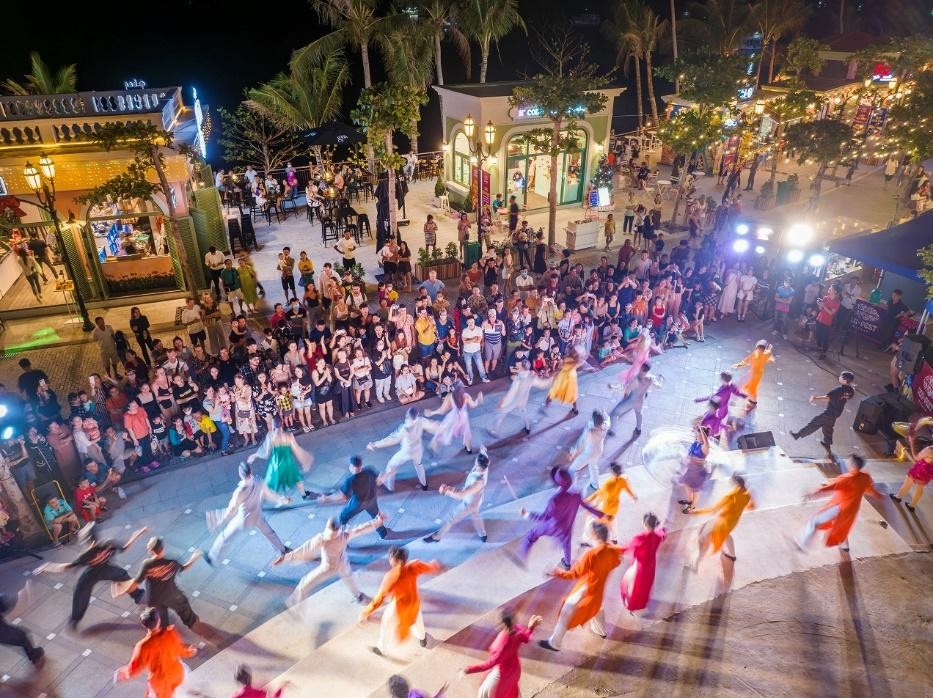 Các show nghệ thuật được đầu tư bài bản chính là lời giải giúp khai phá tiềm năng của kinh tế đêm. Các show nghệ thuật được đầu tư bài bản chính là lời giải giúp khai phá tiềm năng của kinh tế đêm.