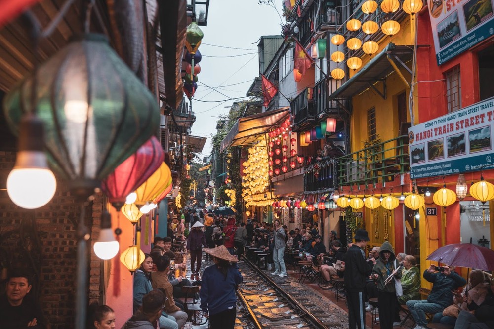 Du khách yêu thích Cafe đường tàu nhờ sự độc đáo của con phố. Du khách yêu thích Cafe đường tàu nhờ sự độc đáo của con phố.
