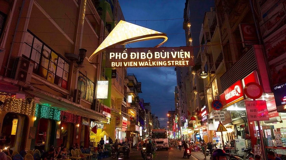 Phố đi bộ Bùi Viện về đêm. Phố đi bộ Bùi Viện về đêm.