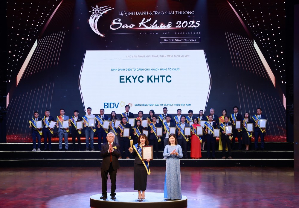 Đại diện BIDV nhận giải thưởng Sao Khuê năm 2025 cho giải pháp định danh điện tử Khách hàng tổ chức. Ảnh 1 ok.jpg