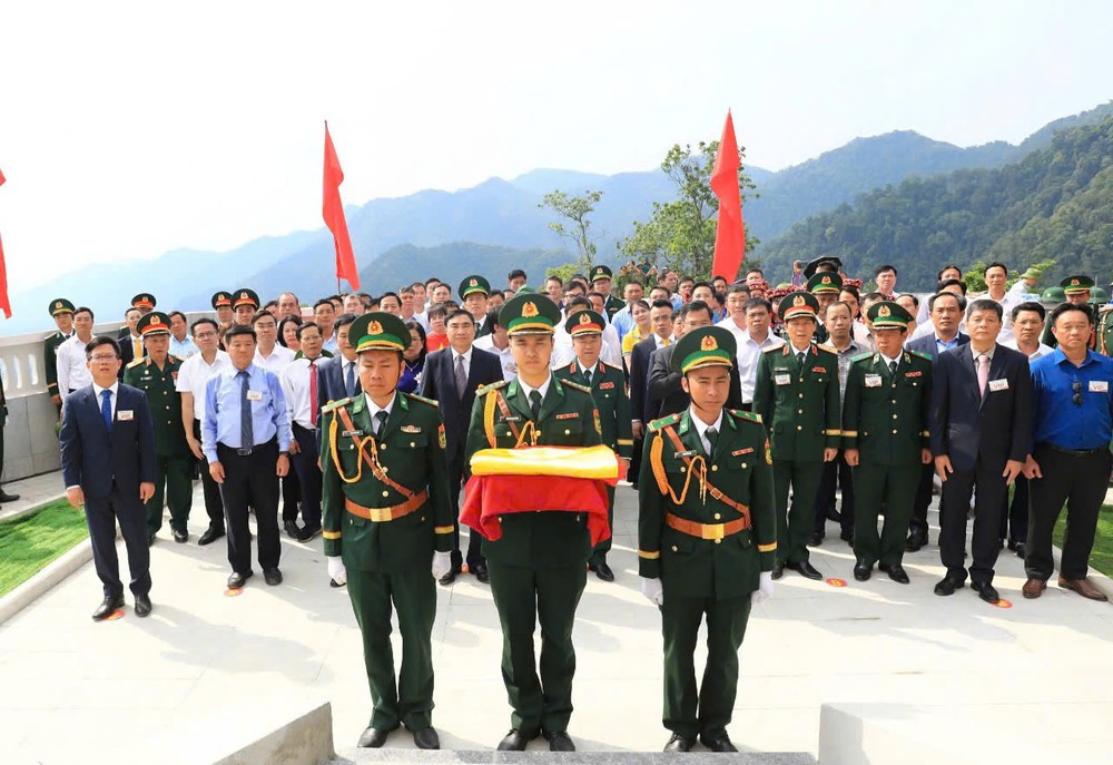 Nghi lễ Thượng cờ trên Cột cờ A Pa Chải. Khanh thanh cot co A Pa Chai (1).jpg