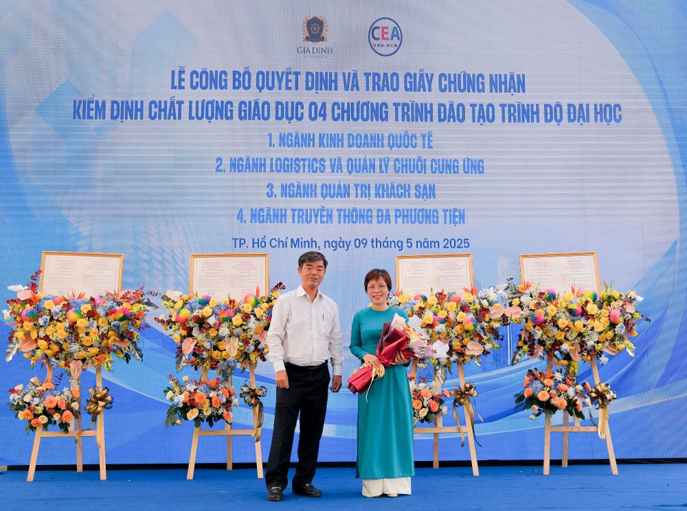 Nhà giáo ưu tú, Phó Giáo sư, Tiến sĩ Thái Bá Cần, Hiệu trưởng Trường Đại học Gia Định trao hoa cho Thạc sĩ Hồ Đắc Hải Miên, Phó Giám đốc Trung tâm kiểm định chất lượng giáo dục, Đại học Quốc gia Thành phố Hồ Chí Minh. DSCF6085.jpg