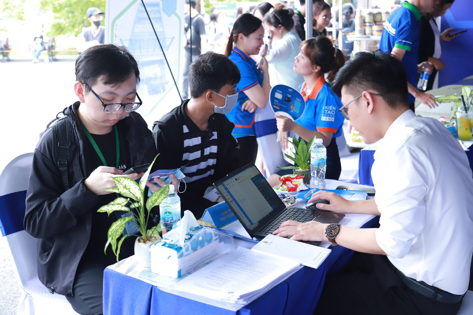 Các bạn sinh viên tham gia phỏng vấn, tìm hiểu thông tin trực tiếp tại gian hàng doanh nghiệp. Ảnh: NTCC Các bạn sinh viên tham gia phỏng vấn, tìm hiểu thông tin trực tiếp tại gian hàng doanh nghiệp. Ảnh: NTCC