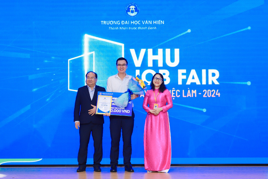 Lãnh đạo nhà trường đại diện nhận tài trợ học bổng từ doanh nghiệp. Ảnh: NTCC Lãnh đạo nhà trường đại diện nhận tài trợ học bổng từ doanh nghiệp. Ảnh: NTCC