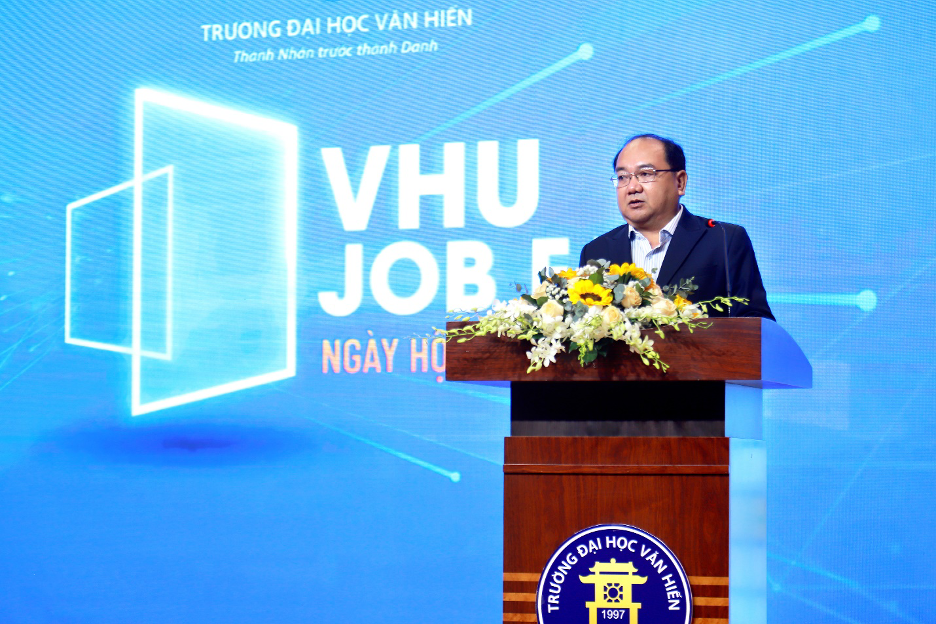 Phó Giáo sư, Tiến sĩ Nguyễn Minh Đức, Hiệu trưởng Trường Đại học Văn Hiến phát biểu tại lễ khai mạc Ngày hội việc làm 2024. Ảnh: NTCC Phó Giáo sư, Tiến sĩ Nguyễn Minh Đức, Hiệu trưởng Trường Đại học Văn Hiến phát biểu tại lễ khai mạc Ngày hội việc làm 2024. Ảnh: NTCC
