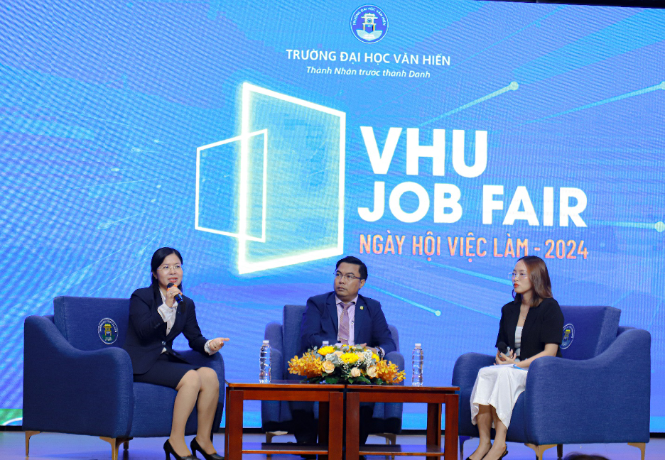 Phần Talkshow “Bí quyết chinh phục Nhà tuyển dụng” với sự tham dự khách mời là doanh nghiệp. Ảnh: NTCC Phần Talkshow “Bí quyết chinh phục Nhà tuyển dụng” với sự tham dự khách mời là doanh nghiệp. Ảnh: NTCC