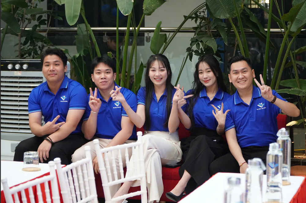 Nhóm sinh viên Khoa Luật, Trường Đại học Hòa Bình gồm các bạn Trần Quang Huy, Nguyễn Thị Thủy Tiên, Vũ Phúc Lâm, Nguyễn Thanh Tú và Nguyễn Thị Ngọc Huyền. Nhóm sinh viên Khoa Luật, Trường Đại học Hòa Bình gồm các bạn Trần Quang Huy, Nguyễn Thị Thủy Tiên, Vũ Phúc Lâm, Nguyễn Thanh Tú và Nguyễn Thị Ngọc Huyền.