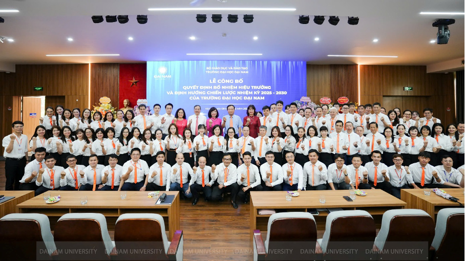 Đại diện tập thể lãnh đạo, cán bộ, giảng viên chúc mừng Tân Hiệu trưởng trong buổi lễ công bố và ra mắt. Đại diện tập thể lãnh đạo, cán bộ, giảng viên chúc mừng Tân Hiệu trưởng trong buổi lễ công bố và ra mắt.