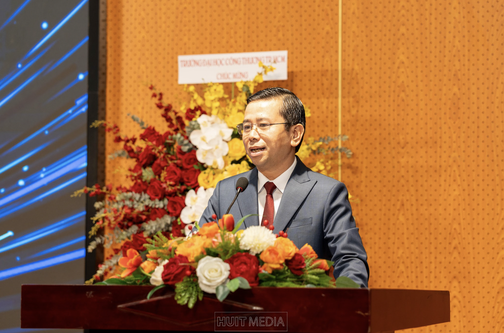 Tiến sĩ Bùi Hồng Đăng – Chủ tịch Hội đồng trường Trường Đại học Công Thương Thành phố Hồ Chí Minh phát biểu tại buổi lễ. Tiến sĩ Bùi Hồng Đăng – Chủ tịch Hội đồng trường Trường Đại học Công Thương Thành phố Hồ Chí Minh phát biểu tại buổi lễ.