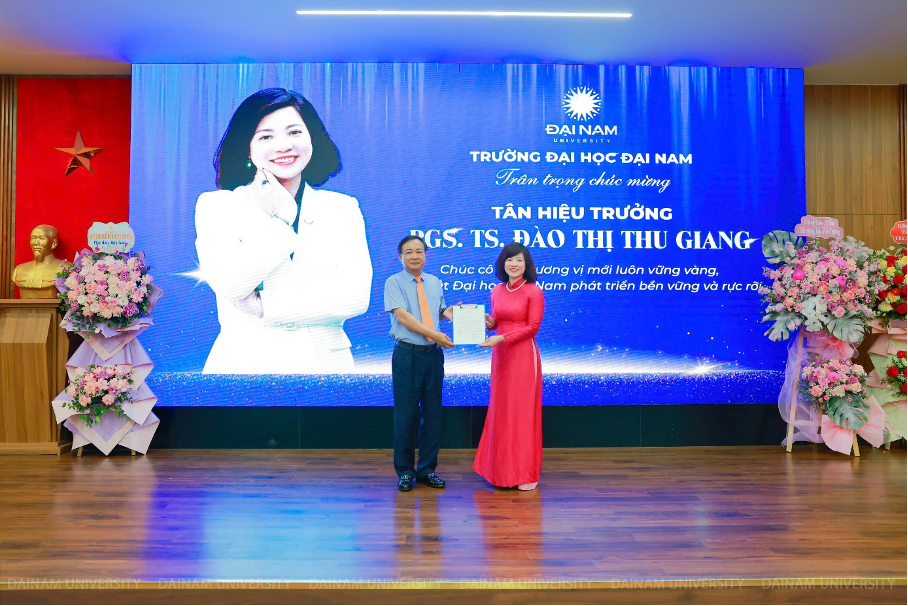 Tiến sĩ Lê Đắc Sơn – Chủ tịch Hội đồng trường trao quyết định bổ nhiệm Hiệu trưởng cho Phó Giáo sư, Tiến sĩ Đào Thị Thu Giang. Tiến sĩ Lê Đắc Sơn – Chủ tịch Hội đồng trường trao quyết định bổ nhiệm Hiệu trưởng cho Phó Giáo sư, Tiến sĩ Đào Thị Thu Giang.