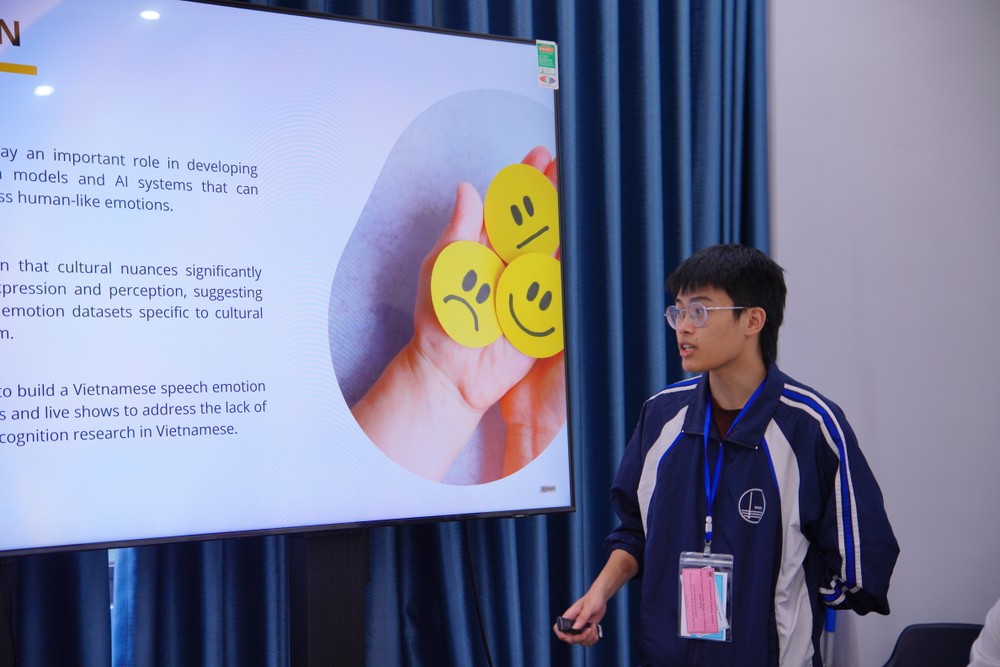 Sinh viên Trường Quốc tế tự tin trình bày báo cáo và trả lời các câu hỏi của người tham dự tại Hội nghị. 8.jpg