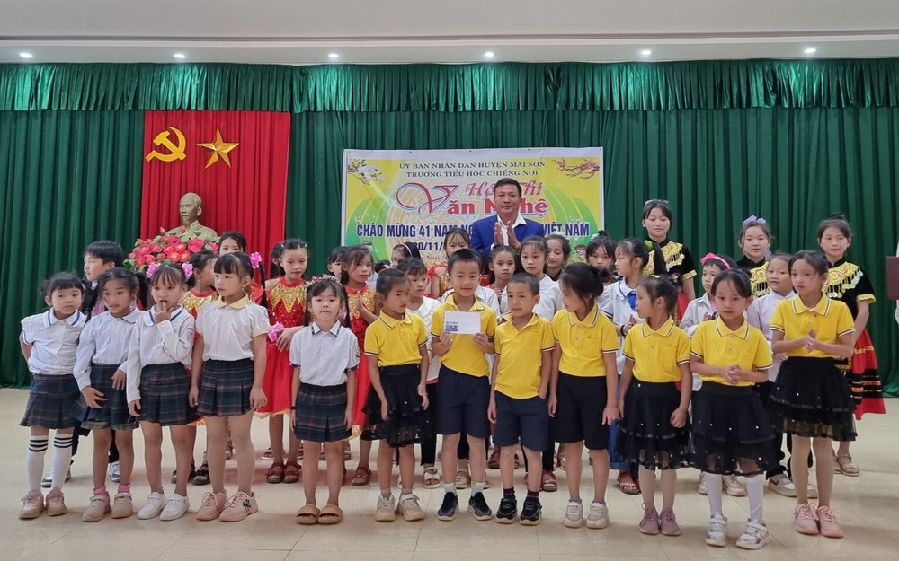 Thầy Hà Minh Công - Hiệu trưởng Trường Tiểu học Chiềng Nơi chụp ảnh cùng các học sinh. (Ảnh: Website nhà trường) unnamed (52).jpg