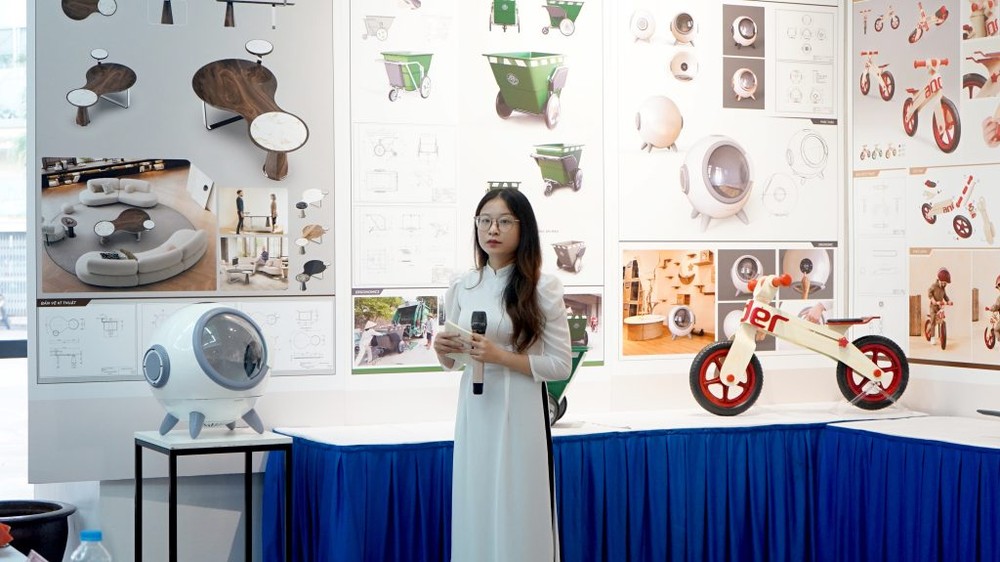 Sinh viên Trường Đại học Mỹ thuật công nghiệp trình bày đồ án tốt nghiệp. (Ảnh: website nhà trường) DSC01098-1-1024x575.jpg