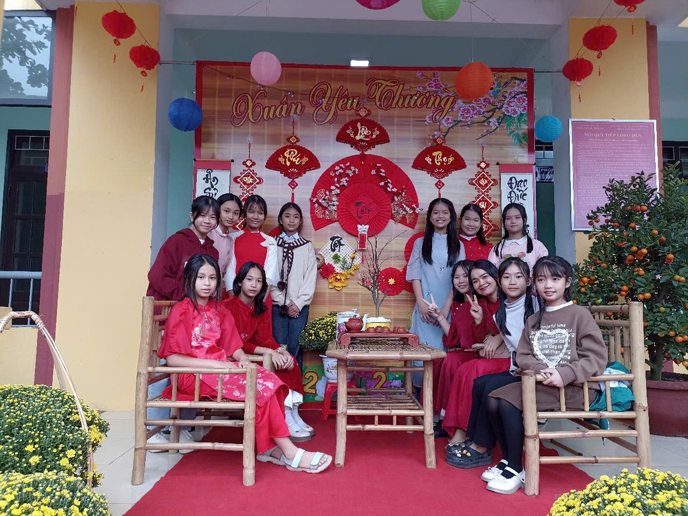 Chính tình cảm gắn bó với học sinh vùng cao là động lực để các thầy cô giáo bám bản, theo nghề. z6313728727450_60a9639f8cc8228b4ff9e07726b77415.jpg