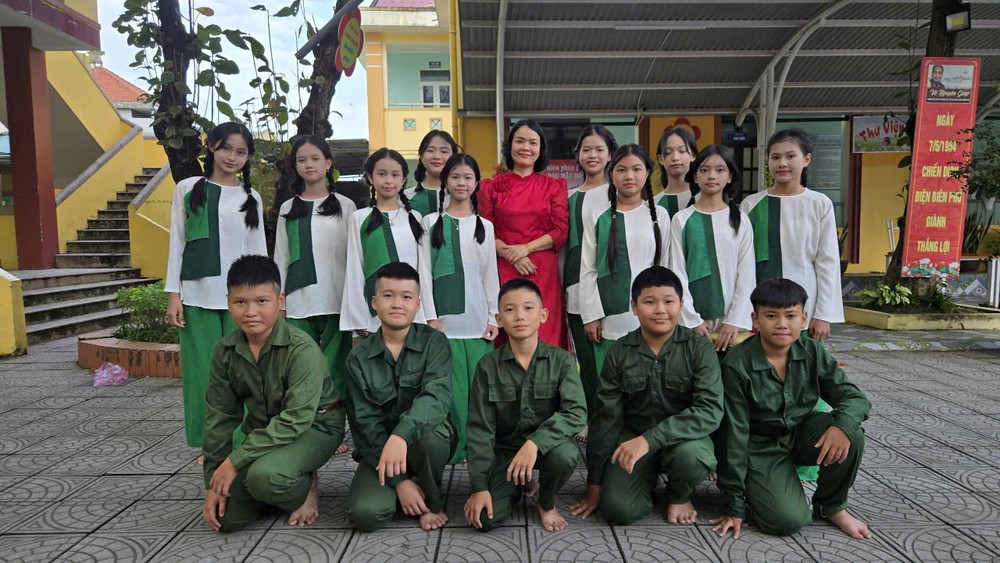 Những tình cảm chân thành, gần gũi của học trò là động lực để các thầy cô giáo vùng cao cống hiến. z6313750767673_b0e70b328ebb818990d9d98a5fb69954.jpg