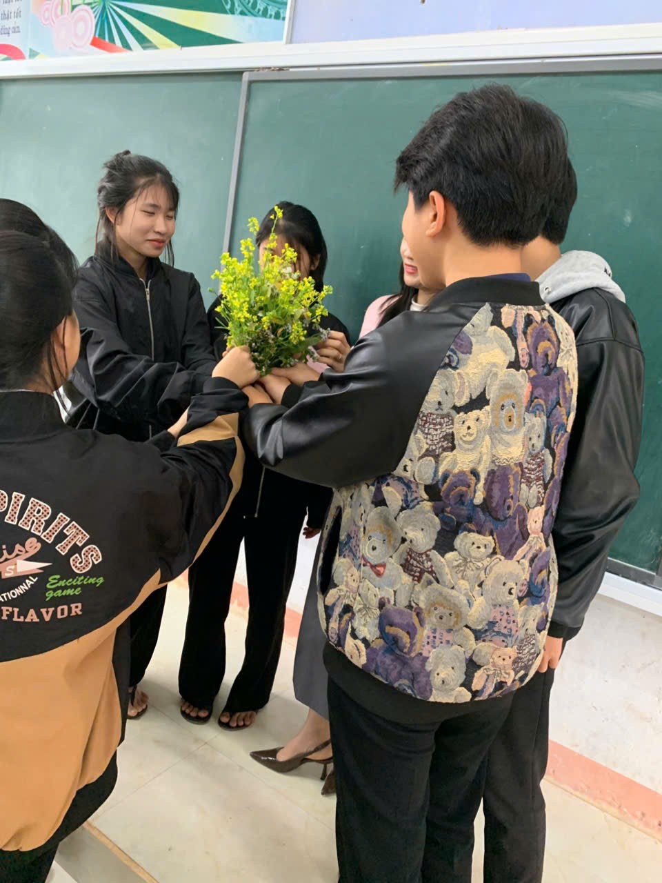Món quà 20/11 của học sinh chỉ là bó hoa dại nhưng tràn ngập tình yêu thương. z6315633168707_201582f20e66a8a83f2a675d6e1fe0f9.jpg