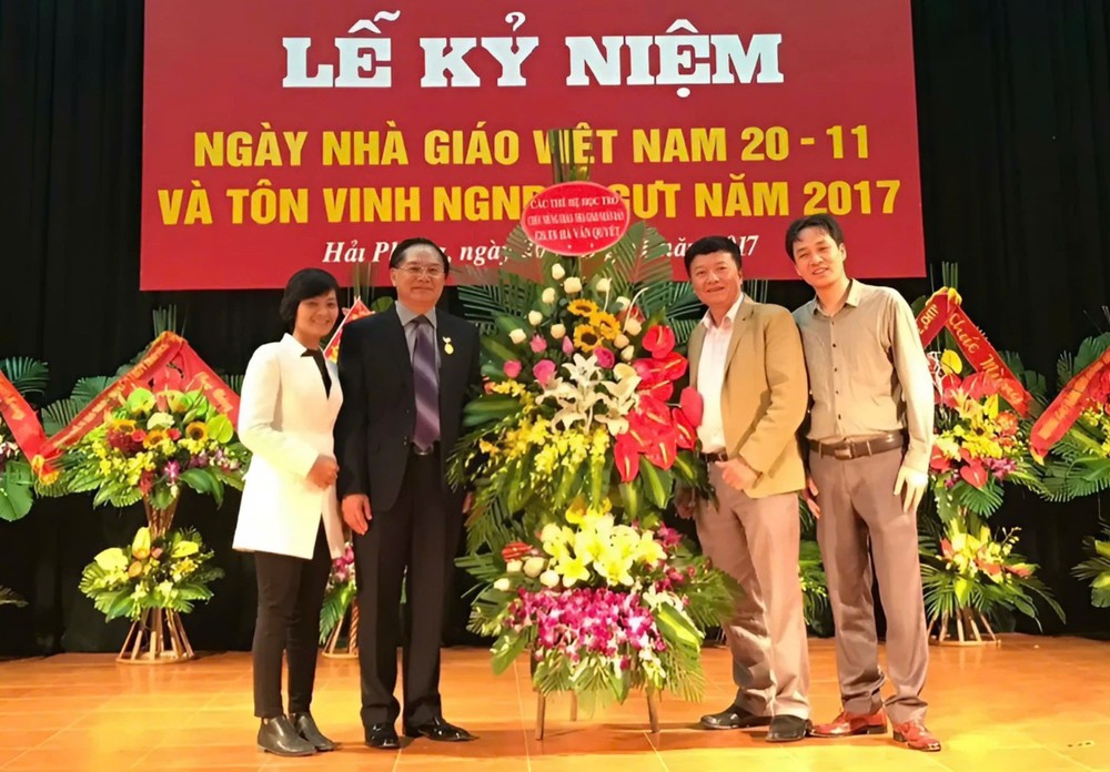 Giáo sư, Tiến sĩ Hà Văn Quyết (áo đen) trong buổi lễ tôn vinh Nhà giáo nhân dân nhân nhân dịp kỷ niệm ngày Nhà giáo Việt Nam 20/11. (Ảnh: NVCC) z6338027181167_d1c65118db267aef1075e5dfd3302b21.jpg