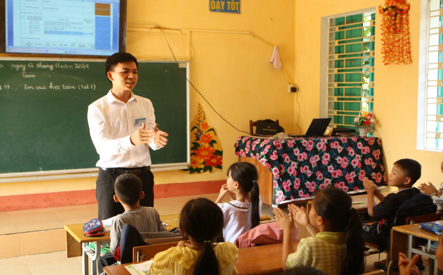 Cách giảng bài sinh động của thầy Huy khiến học sinh vô cùng thích thú. Picture1.png