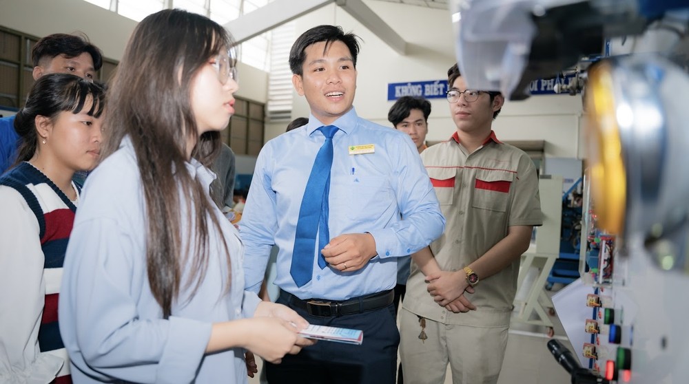 Giảng viên và sinh viên Trường Đại học Sư phạm Kỹ thuật Vĩnh Long. (Ảnh: website nhà trường) unnamed (82).jpg