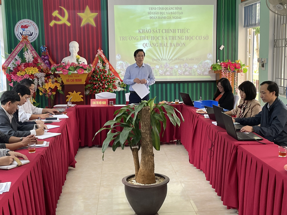 Thạc sĩ Nguyễn Đình Hải, Phó Giám đốc Sở Giáo dục và Đào tạo tỉnh Quảng Bình điều hành khảo sát trường học trên địa bàn tỉnh. (Ảnh: website Sở Giáo dục và Đào tạo tỉnh Quảng Bình) ong-hai.png