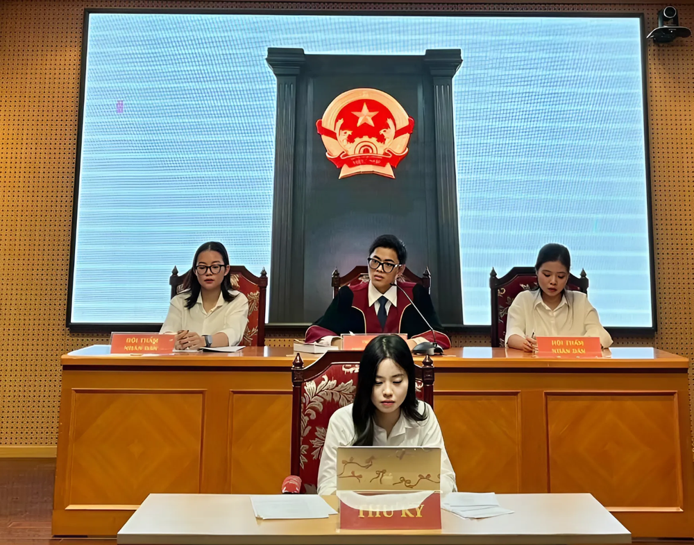 Sinh viên Khoa Luật, Học viện Ngân hàng trong hoạt động thực hành phiên tòa giả định. (Ảnh: website học viện) snapedit_1744962945675.jpeg