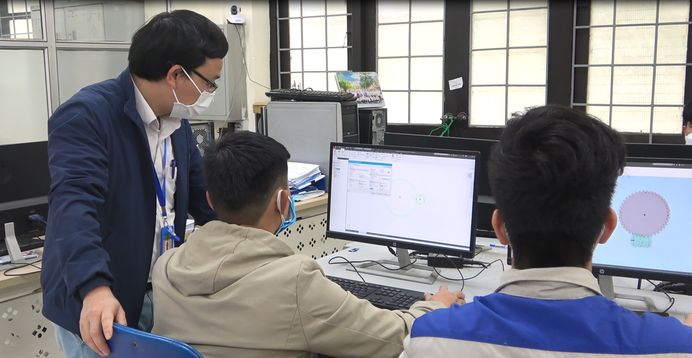 Sinh viên Trường Đại học Sư phạm Kỹ thuật Hưng Yên trong giờ thực hành. Ảnh: utehy.edu.vn tải xuống.png