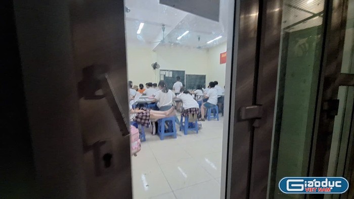 Một lớp dạy thêm học sinh tiểu học ở ngoài trường. Ảnh: Mạnh Đoàn gdvn-day-them-hoc-them-tai-truong-tieu-hoc-ngoc-khanh-14-9963-1-515-2597.jpg