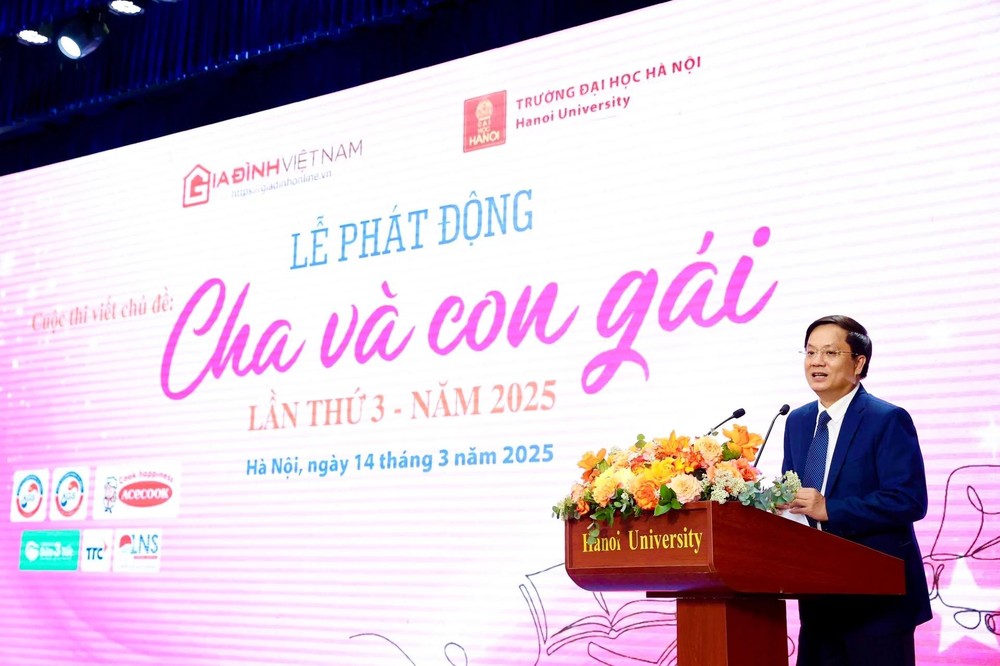Nhà báo Hồ Minh Chiến - Tổng Biên tập Tạp chí Gia đình Việt Nam phát biểu. cha-va-con-gai-6-1103.jpg