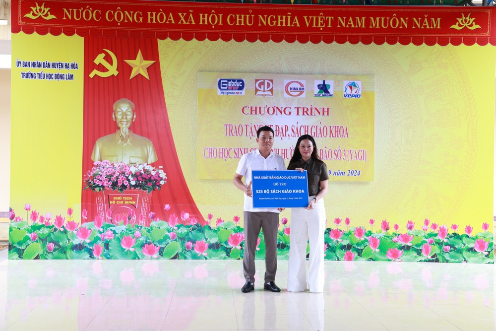 Ngày 22/9/2024, bà Phùng Ngọc Hồng - Phó Tổng Giám đốc Nhà Xuất bản Giáo dục Việt Nam đã đại diện trao tặng 525 bộ sách cho các em học sinh huyện Hạ Hòa (Phú Thọ) chịu ảnh hưởng cơn bão số 3. NXB tang sach.jpg