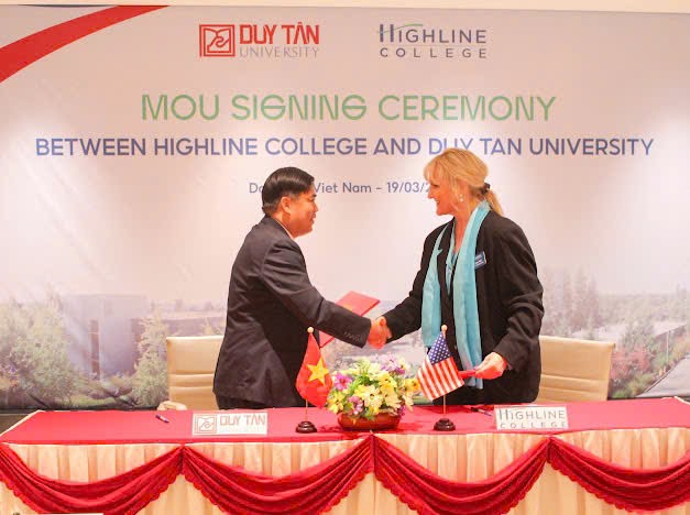 Đại diện Đại học Duy Tân và Highline College ký kết biên bản ghi nhớ hợp tác giữa hai nhà trường. Ảnh: NTCC Dh Duy Tan 2.jpg