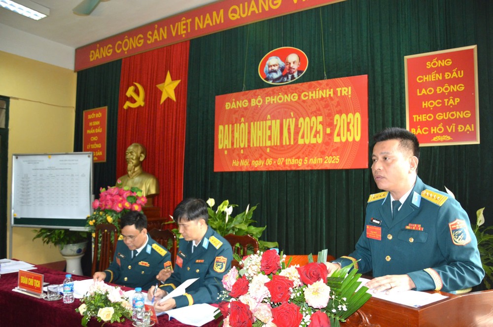 Đại tá Nguyễn Quang Hưng - Chủ nhiệm Chính trị Học viện Phòng không - Không quân phát biểu tại Đại hội. a5ecca0a-8c07-496f-8446-9b9c18b63e5b.jpg