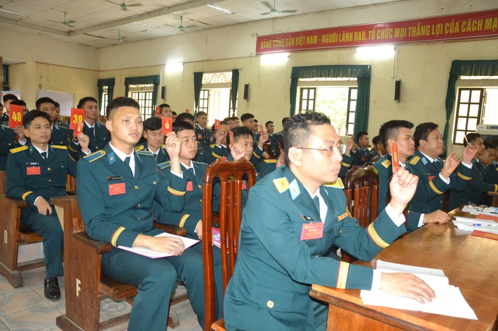 Biểu quyết thông qua Nghị quyết Đại hội. 11.jpg