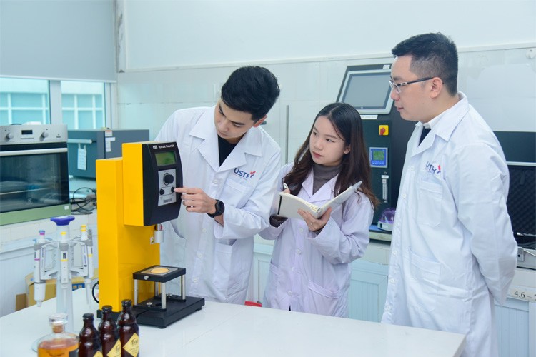 Ảnh minh họa: Giảng viên và sinh viên Trường Đại học Khoa học và Công nghệ Hà Nội fst-750x500-4-3220.jpg