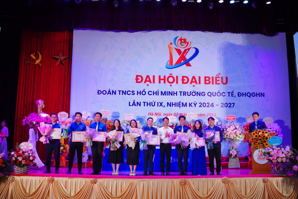 Các tập thể, cá nhân có thành tích xuất sắc được khen thưởng 7R406021.JPG