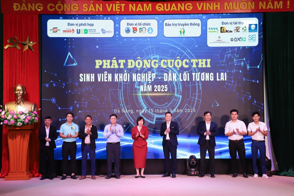 Đại diện Trường Đại học Sư phạm - Đại học Đà Nẵng, Sở Khoa học và Công nghệ cùng các doanh nghiệp thực hiện nghi thức phát động "Cuộc thi Sinh viên khởi nghiệp - Dẫn lối tương lai năm 2025" IMG_4161.jpg