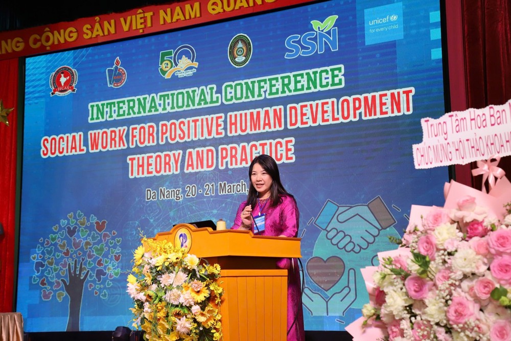 Phó Giáo sư, Tiến sĩ Nguyễn Thị Trâm Anh đại diện Ban Tổ chức trình bày báo cáo đề dẫn hội thảo. Phó Giáo sư, Tiến sĩ Nguyễn Thị Trâm Anh đại diện Ban Tổ chức trình bày báo cáo đề dẫn hội thảo.