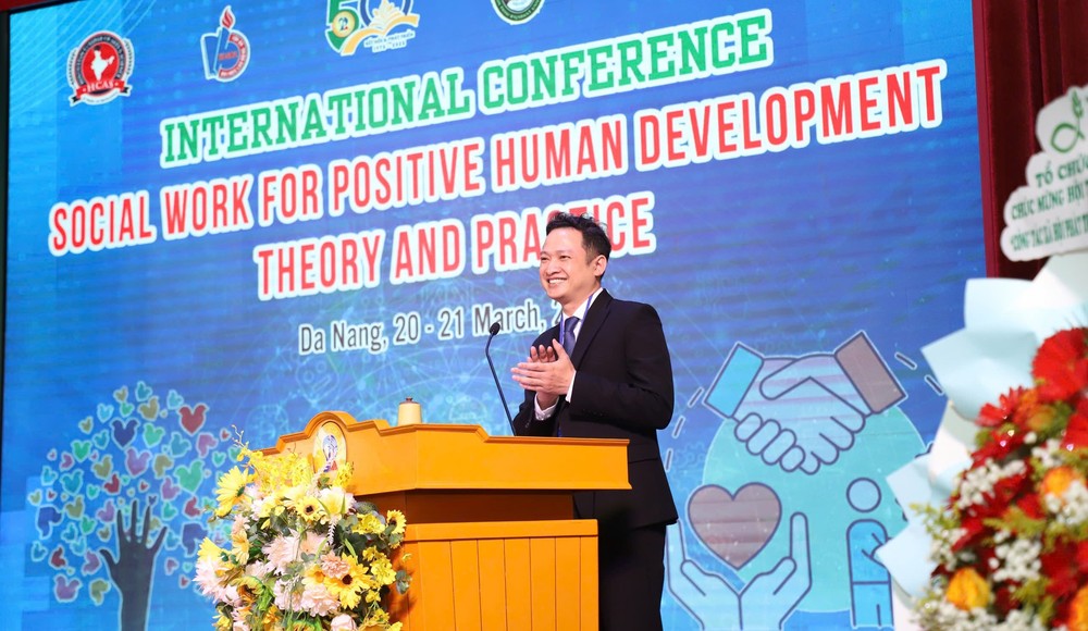 Phó Giáo sư, Tiến sĩ Nguyễn Văn Hiếu, Phó Hiệu trưởng Trường Đại học Sư phạm – Đại học Đà Nẵng phát biểu khai mạc hội thảo. 3ac206d4ed805dde0491.jpg