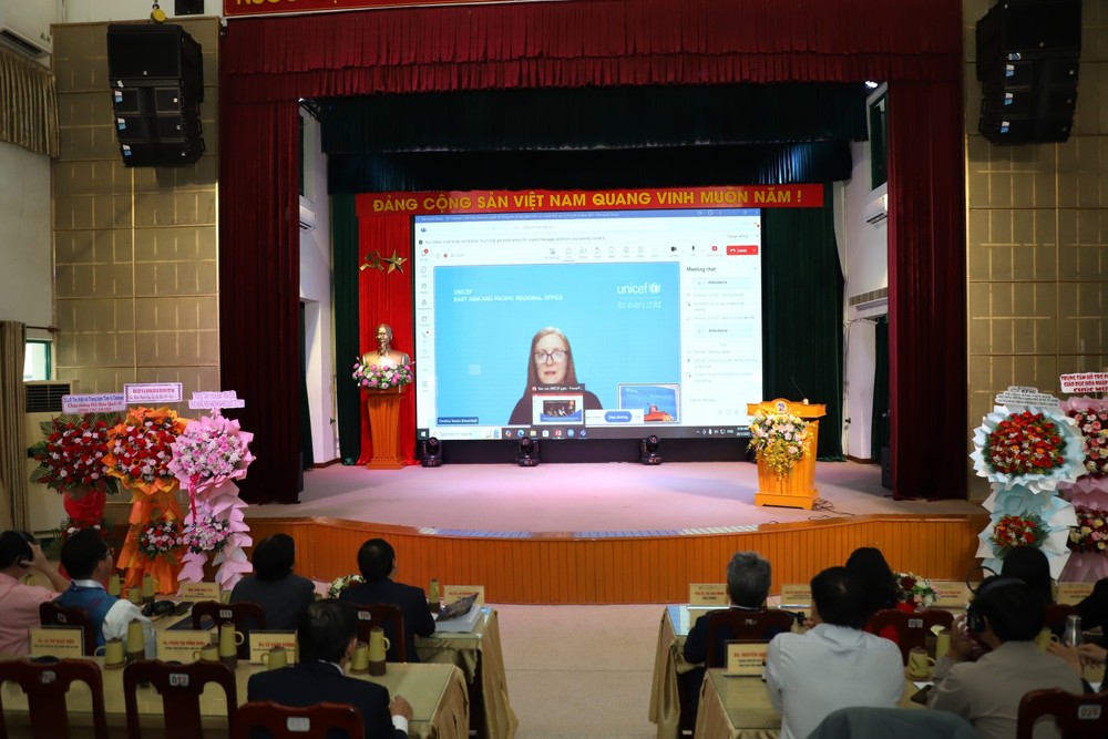 Phần phát biểu trực tuyến từ bà Christina Torsein, chuyên gia Bảo vệ Trẻ em của UNICEF. Phần phát biểu trực tuyến từ bà Christina Torsein, chuyên gia Bảo vệ Trẻ em của UNICEF.
