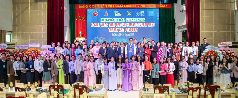 Các đại biểu chụp ảnh lưu niệm sau lễ khai mạc. tap the.png