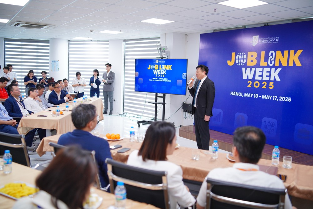 Phó Giáo sư, Tiến sĩ Nguyễn Văn Định - Phó Hiệu trưởng Trường Quốc tế - Đại học Quốc gia Hà Nội phát biểu khai mạc VNU-IS Job Link Week 2025 - Tuần lễ kết nối việc làm”. 7R408529.JPG