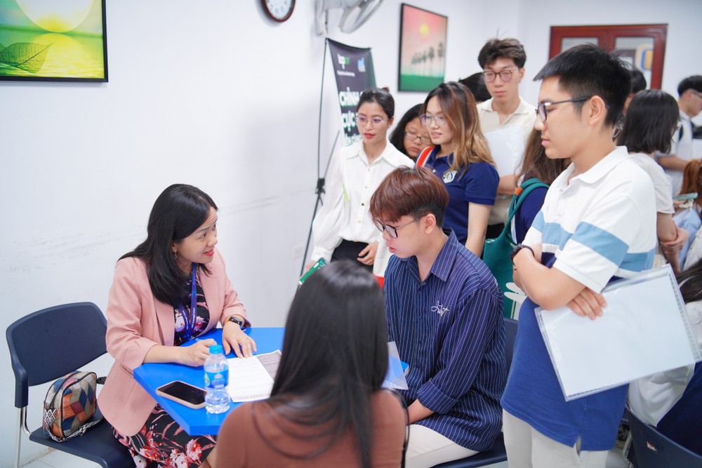 Sinh viên tranh thủ cơ hội được chuyên gia nhân sự góp ý, hoàn thiện CV ngay tại sự kiện. 7R408700.JPG