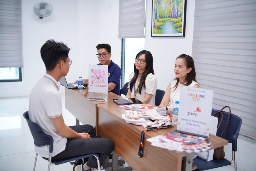 Không gian kết nối sôi nổi giữa sinh viên và nhà tuyển dụng trong khuôn khổ VNU-IS Job Link Week 2025. 7R408828.JPG