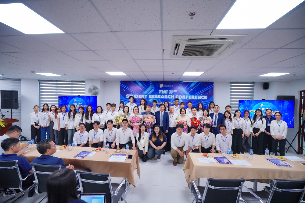 Các nhóm nghiên cứu chụp ảnh cùng các thầy cô. 7R409398.png